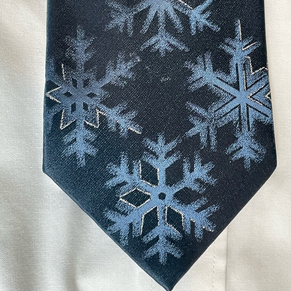 Holiday/Seasonal tie blue snowflake